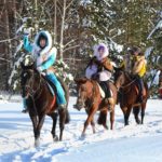 balade de chevaux en hivers d'un groupe de touristes