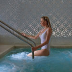 femme sortant d'un bain de banéothérapie