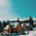 vue en hauteur sur des chalets avec le toit enneigés