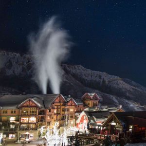 Station de ski Pic de Gance vue de nuit sur le village et les boutiques