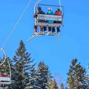skieurs dans un télésiège sur une piste de ski au Pic de Gance aux pyrénées